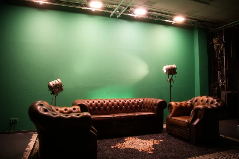 Lounge vor dem Green Screen – FILMPARTNER24 Studio Berlin