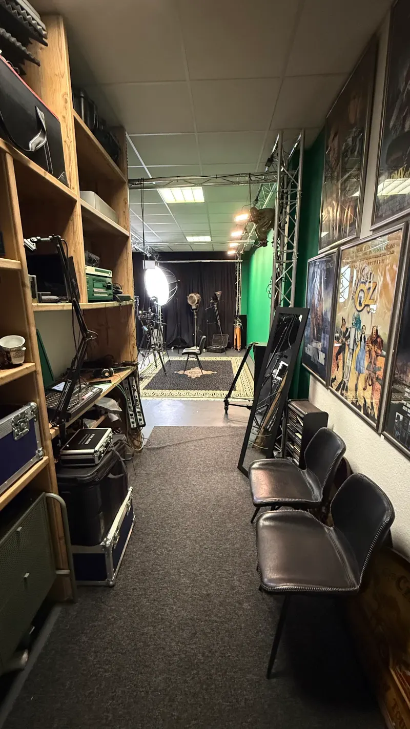 Technikgang und Backstage-Bereich – FILMPARTNER24 Studio Berlin