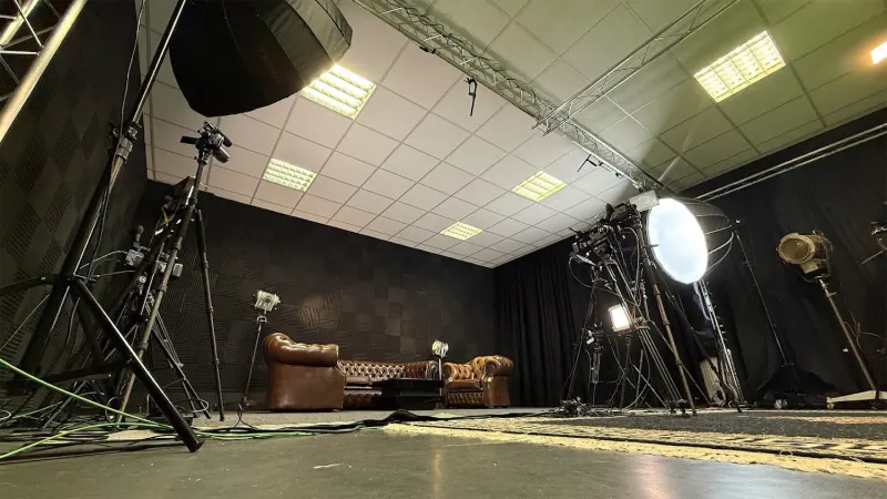 Studiohalle mit Lounge-Set – FILMPARTNER24 Studio Berlin